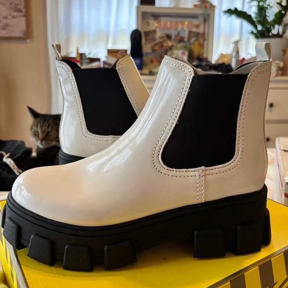 Circus by Sam Edelman Darielle White and Black Chelsea Boots - Picture 1 of 8